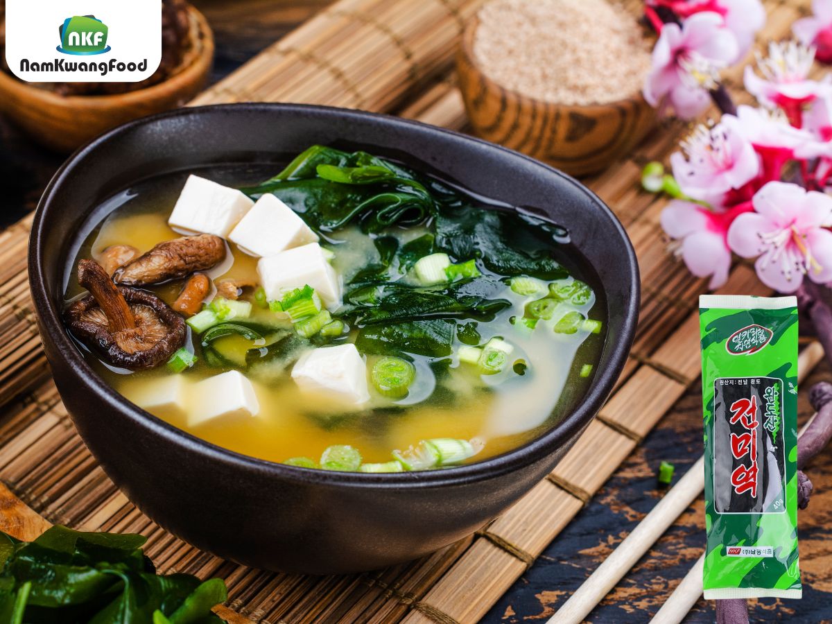 Canh rong biển Hàn Quốc cùng đậu hủ trắng